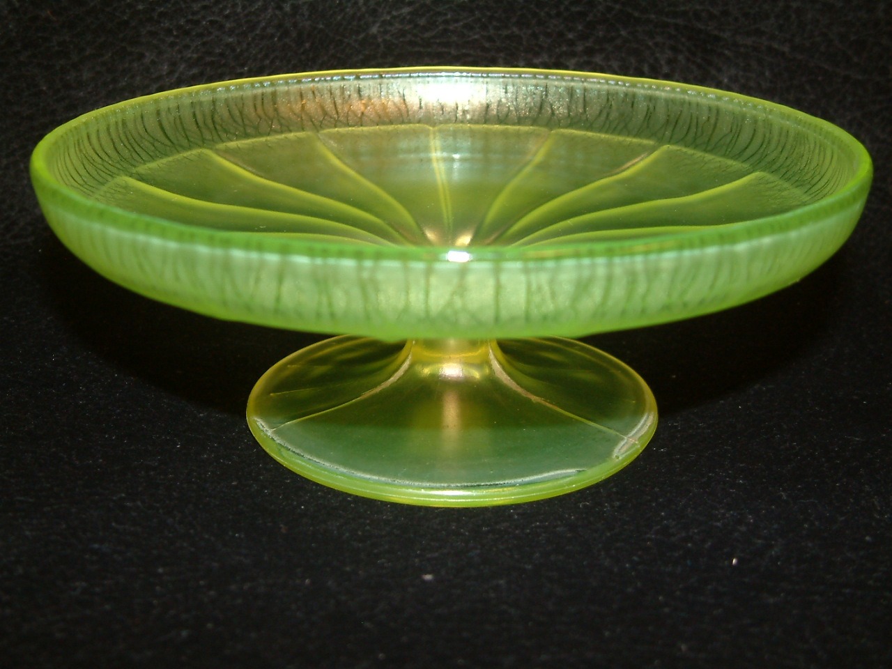Fenton vaseline stretch compote